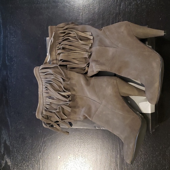 NWB! N.Y.L.A Gray Suede Leather Fringe Boots 6 - Picture 3 of 7